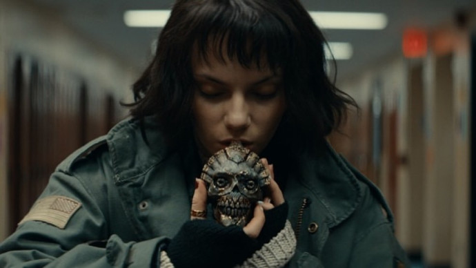 Дафни Кин в роли детектива зла в зловещем хорроре «Зловещий свист» Дафни Кин в роли детектива зла в зловещем хорроре «Зловещий свист»